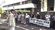 「朝日新聞 集団訴訟」控訴審・第3回口頭弁論の開廷前に行われた街頭演説の様子。